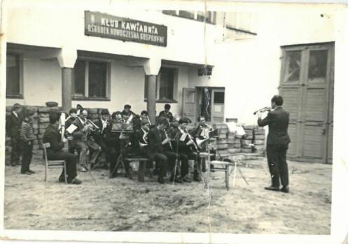 Orkiestra Dęta OSP Pilawa podczas próby pod dyrekcją Jerzego Łubiana 1966 r.